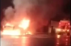Mengerikan! Mobil dan Motor Terbakar Usai Tabrakan di Gresik