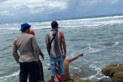 Digulung Ombak saat Berenang, Garis Hilang di Pantai Manalusu Garut