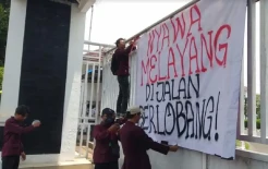 2 Warga Tewas Akibat Jalan Berlubang, Mahasiswa Datangi Kantor Bupati Karawang