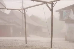 Dahsyat! Diguyur Hujan Abu Erupsi Gunung Merapi, Atap Rumah Berubah Warna Jadi Abu-abu