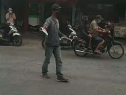 Abu Vulkanik Erupsi Merapi Capai Lereng Gunung Sumbing, Warga Mulai Dibagikan Masker
