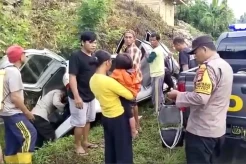 Minibus Terbalik di Tepi Jalan Menurun, 2 Orang Terluka