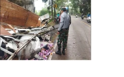 Rem Blong, Truk Boks Terbalik di Jalan Raya Cianjur Usai Tabrak Pagar Rumah Warga