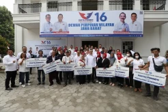 Bantu Masyarakat Kecil, HT Serahkan Bantuan Gerobak Perindo untuk UMKM Bandung