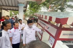 Resmikan Rumah Pemenangan Bacaleg DPR Dapil Banten 2, Pedagang Kaki Lima Dapat Gerobak dari Perindo