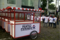 Dapat Gerobak Gratis dari Bacaleg Ratu Siti Romlah, PKL di Banten: Kami Sangat Terbantu
