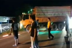 Blokade Jalan, Warga Lahat Paksa Truk Batu Bara Putar Balik