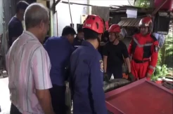 Handphone Pedagang Kue Jatuh ke Sumur, Damkar Makassar Terjunkan Tim Penyelam