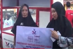 Semringah! Pedagang Kecil Terima Bantuan Gerobak dan Modal Usaha dari Perindo