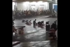 Video Viral Jemaah Tetap Khusuk Salat Isya di Jalan Depan Masjid Meski Basah Kuyup Kehujanan