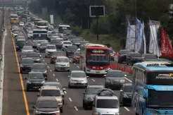 2 Truk Kecelakaan di...