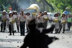 2 Kelompok Remaja Bertikai...