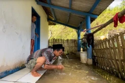 Jemaah Musala di Garut Berkumur, Wudu hingga Mencuci Kaki di Kolam Berair Keruh