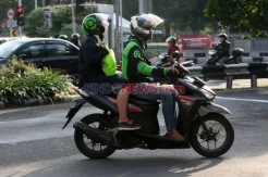 Karyawan Nantikan Pemberian...