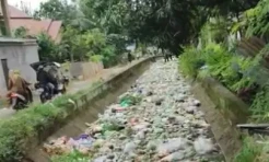 Viral! Luapan Aliran Sampah Memenuhi Sungai Sejauh Lebih 1 Km