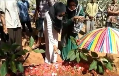 Tangis Keluarga Pecah saat Jenazah Pasutri Korban Dukun Pengganda Uang Mbah Slamet Dimakamkan