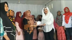 Caleg Perindo DPR Dapil VI Bagi-bagi Mukena Gratis