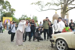 Ngabuburit Seru! Puluhan Pemuda Lakukan Pemotretan Bertema Islami