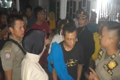 Asyik Lucuti Baju saat...