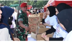 Kopassus Gelar Pasar Murah di Cijantung, Warga Langsung Menyerbu