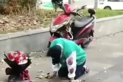 Viral! Demi Balikan dengan Mantan, Pria Ini Nekat Berlutut 21 Jam di Tengah Udara Dingin
