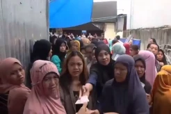 Demi Beras Gratis 5 Kg, Ratusan Emak-emak di Makassar Rela Antre Berdesakan
