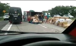 Sopir Kurang Antisipasi, Truk Pengangkut Buah Tergelincir Tol Cipali