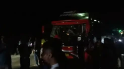 Nyalip 2 Mobil, Pengemudi Mobil Tewas usai Hantam Bus Pariwisata dan Anak Berumur 10 Tahun Koma