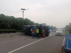 Bus Terguling di Cipularang, Lalu Lintas Arah Jakarta Macet Total