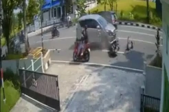 Viral! Detik-detik Minibus Seruduk Mobil Dokkes Polres Temanggung Terekam CCTV