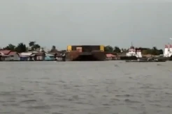 Puluhan Rumah di Tepi Sungai Barito Hancur Ditabrak 2 Kapal Tongkang