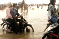 Banjir Terjang Pantai Bagedur Banten, Puluhan Kendaraan Wisatawan Terendam