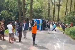 Bus Rombongan Lebaran Terguling di Magelang, 1 Tewas dan 8 Terluka