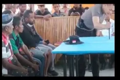 Kapolres Nagekeo AKBP Yudha Pranata Tancapkan Sangkur di Atas Meja saat Dialog dengan Warga