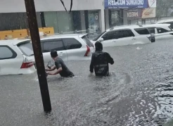 Hujan Deras, Jalan Utama Surabaya Terendam Banjir