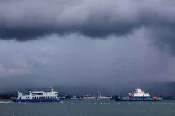 Mencekam! Badai Terjang Selat Bali, Penyeberangan Gilimanuk-Ketapang Ditutup