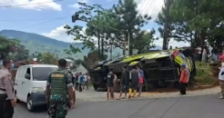 Bus Rombongan Wisatawan Terguling di Purbalingga, 8 Orang Terluka