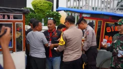 Aksi Buruh di Karawang Diwarnai Bagi-bagi Bingkisan dan Jajan Bareng