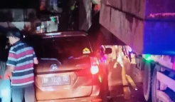 Minibus Tertimpa Tronton Pengangkut Beton di Sukabumi, Sopir Terjepit