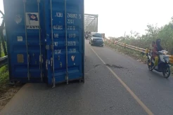 Diduga Sopir Lalai, Kontainer Jatuh di Jembatan Kuala Ambawang