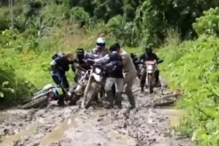 Jatuh Bangun, Bupati Kaimana Freddy Thie Kunjungi Warga Pedalaman