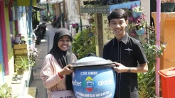 Dukung Pengembangan Desa Wisata, Mister Aladin Bagikan 12 Tempat Sampah di Kampung Heritage Kayutangan