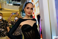 Cinta Laura Emban Tugas...