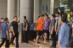 Pakai Sandal Jepit,...