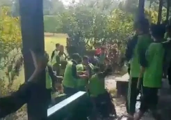 Viral! Puluhan Pelajar Saling Hantam di Halaman Sekolah di Kotawaringin Timur