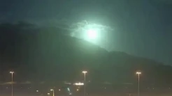 Ledakan Meteor di Australia Keluarkan Dentuman Keras dan Warna Hijau Terang