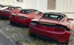 Menyedihkan! Nasib Tesla Roadster UV Generasi Pertama, Dibiarkan Terlantar dan Hancur