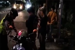 Terjaring Razia Malam di Surabaya, 3 Pemuda Bawa Miras Disuruh Berjalan Jongkok Menuju Polsek