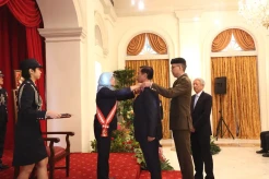 Menko Luhut Terima Bintang Darjah Utama Bakti Cemerlang dari Singapura