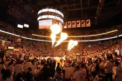 Conor McGregor Hajar Maskot Miami Heat hingga Masuk UGD saat Promosi di Final NBA